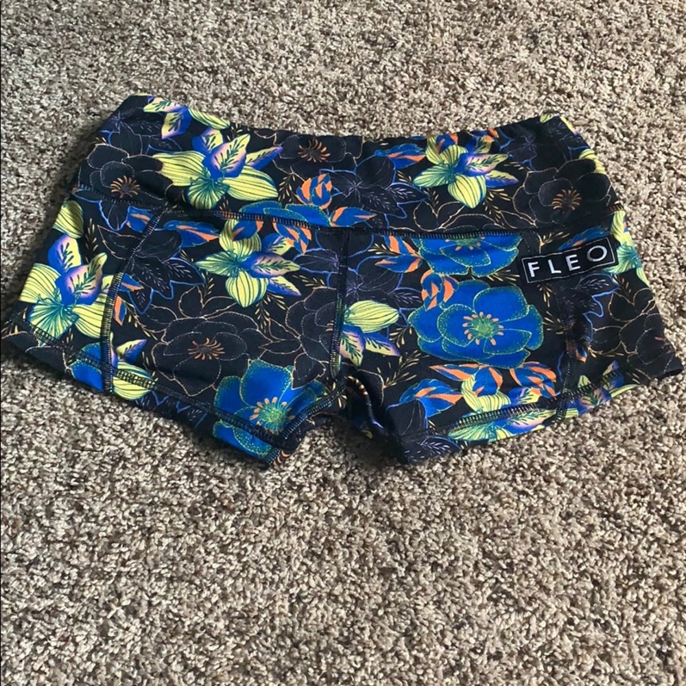 FLEO size small shorts